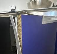 A borda de metal dessas portas de armário está se soltando ...