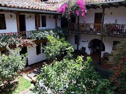 Hacemos entrega de flores y plantas a domicilio. Foto Del Patio Y Nuestros Balcones Con Flores Picture Of La Casona De Chachapoyas Tripadvisor