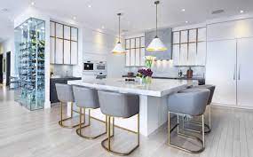 Une cuisine design démontre un mariage étonnamment réussi entre une parfaite cuisine moderne en blanc et gris par cucinelube. Cuisine Contemporaine Le Plein D Idees Pour L Amenager Avec Style