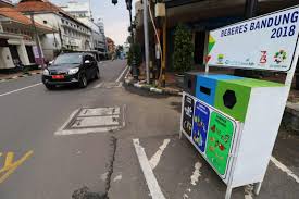 Tempat sampah injak 2 wadah terpisah/tempat sampah organik.rp98.000: Foto Tempat Sampah Desain Baru