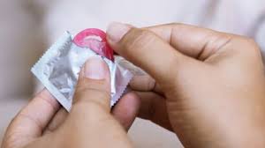 Bien que le préservatif féminin soit déjà lubrifié, du lubrifiant supplémentaire peut rendre plus facile l'insertion et l'utilisation du préservatif. Comment Mettre Un Preservatif Feminin Le Mode D Emploi En Images Femme Actuelle Le Mag