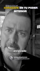 El hombre enraizado: * No es reactivo: no se deja llevar por impulsos o  estímulos externos. * Está presente: vive el momento sin ansiedad ni  necesidad de controlar. * Tiene conciencia: entiende sus ...