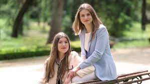 Las fotografías del aniversario de bodas de Felipe y Letizia de España y el  protagonismo de sus hijas