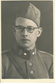 Een metalen granaathuls met de tekst "Mei 1945 Nederland Herrijst"