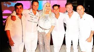 Siempre que pueden hablan bien del otro y hasta han ido al teatro a ver sus respectivas. El Costosisimo Regalo Que Burlando Le Hizo A Susana Gimenez Espectaculos Elonce Com