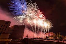 Les feux d'artifice sont aussi tirés tout au long de l'année sur vos lieux de vacances, au nouvel an ou lors d'évènements importants. Feu D Artifice A Strasbourg Quel Bail Pour Le 14 Juillet Cette Annee
