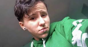 Jovem com doença rara busca reconhecimento como youtuber