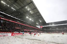 The match is a part of the bundesliga. Schneegestober Bei Koln Gegen Freiburg Elfmeterpunkt Welcher Elfmeterpunkt Fussball Stuttgarter Zeitung