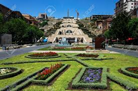 Hɑjɑstɑˈni hɑnɾɑpɛtutʰˈjun]) ist ein binnenstaat in vorderasien und im kaukasus mit rund 3 millionen einwohnern. Eriwan Armenien Juli 12 2017 Kaskade Ein Grosses Schones Treppenhaus Und Eins Des Anblicks Der Stadt Von Eriwan Die Hauptstadt Von Armenien Eine Der Altesten Stadte In Der Welt Lizenzfreie Fotos