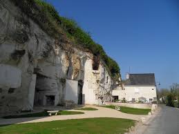 Situé à proximité du parc naturel régional du luberon, le projet propose une imbrication entre bâtiments et trames. Village Metiers D Art En Troglo Turquant 49