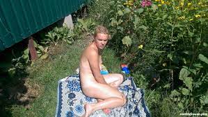 Anika nackt im Garten - Nackte Frauen Bilder