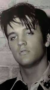 Elvis presleys frisuren haben sich während seines gesamten lebens dramatisch verändert. Pin Op Elvis Presley