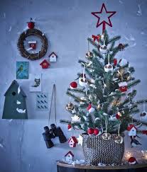 A Medium Sized Christmas Tree Decorated With Bird Themed Ornaments And Placed On A Table Against The Weihnachtsdekoration Ikea Weihnachten Weihnachtsbaum Ideen