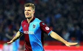 Gol kralı, tertemiz bir genç olan sait'in beklenmedik anda futbol tutkunu sevim'e aşık olması ve sonrasında onun için futbol oynayama başlamasıyla gelen macerayı konu. Trabzonspor Un 5 Gol Krali Alexander Sorloth