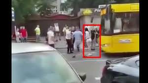 Amatorskie nagranie zdarzenia sugeruje, że kierowca mógł z rozmysłem najechał na stojących na pasie ruchu ludzi. 4nvbvgqjalhkvm