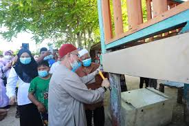 Sedangkan budaya gotong royong kerja bakti biasanya dilakukan untuk mengerjakan sesuatu hal yang sifatnya. Penyampaian Sumbangan Yapeim Dan Gotong Royong Membaiki Rumah Asnaf Di Pulau Nunuyan Mira