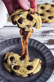 Cookies Moelleux Aux Pepites De Chocolat Cœur Fondant Au Caramel Cookies Moelleux Cookies Et Biscuits Recette