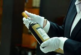 Rolls Royce Del Whisky Es Subastado Por Un Record De 11 Mdd Uno De Los Whiskies Mas Buscados Del Mundo El Macallan Disen Whisky Whisky Botellas Rolls Royce