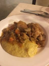 La polenta e coniglio si prepara immergendo i pezzi di coniglio in una marinata di acqua e aceto e poi cuocendoli in un tegame con l'aglio, successivamente si leveranno e si rosolerà la cipolla col. Coniglio Alla Cacciatora Con Polenta Picture Of La Rava E La Fava Milan Tripadvisor