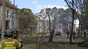 Sube a 11 muertos y 87 los heridos por carro bomba en escuela general santander. Ocho Muertos Y 29 Heridos Deja Carro Bomba En La Escuela General Santander De Bogota La Voz Del Tomebamba