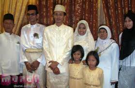 She is the second child of three sisters. Berita Dunia Hiburan Part 4 Page 5