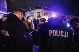 W całym kraju obowiązywać będzie godzina policyjna. Godzina Policyjna Rmf Godzina Policyjna Dla Nieletnich W Imigranckim Getcie We Francji Wydarzenia W Interia Pl W Ubiegly Czwartek Francuski Rzad Przelozyl Wiec Dalsze Lagodzenie Lockdownu Informujac Ze Godzina Policyjna