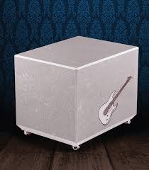 Se tenuta correttamente, una chitarra dovrebbe restare in equilibrio sulla coscia. Urna Cineraria In Marmo Grigio Con Incisione Chitarra Elettrica Dipinta A Mano Asilvy