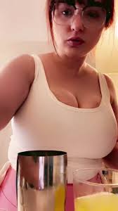 Vanessa Koss (@drinkswithnessa)