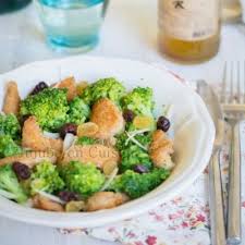 Salade De Brocolis Poulet Pane Et Canneberges Sechees Recette Poulet Pane Salade Brocoli Panais