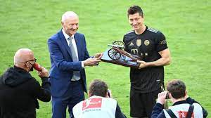 Jusqu'en 2006, gerd müller détient le record de nombre de buts marqués en coupe du monde avec 14 unités après avoir battu just fontaine (13 mais en une seule édition lui) lors de l'édition 1974. Bayern Munich Superstar Robert Lewandowski Breaks Gerd Muller S Goal Record In Bundesliga Cbssports Com