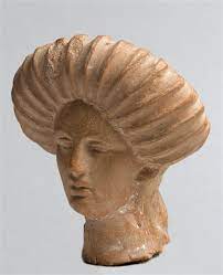 Tete Feminine Avec La Coiffure De L Imperatrice Plotine 100 120 Ap J C 2e Siecle Rome Antique Periode Vieux Portraits Rome Antique Coiffures Romaines