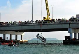 The impact of the crash was so strong that some parts of the vehicle reportedly fell off the bridge and into the water. Toyota Vios Driver Burst Into Tears After Flying Mazda Cx 5 And His Best Friend Into The Sea Electrodealpro