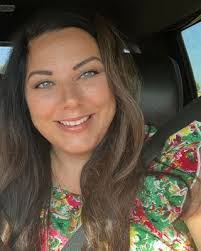 Tara Lunde's Instagram, Twitter & Facebook