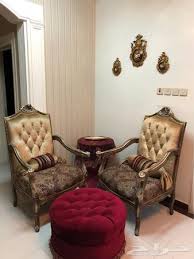 كنب كلاسيك ذهبي عنابي للبيع