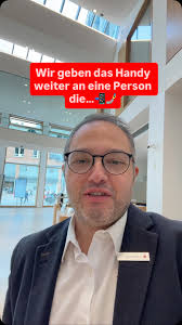 Wir geben das Handy weiter an eine Person, die… 📲🤳 Sparkassen Edition  ❤️#weilsummehralsgeldgeht