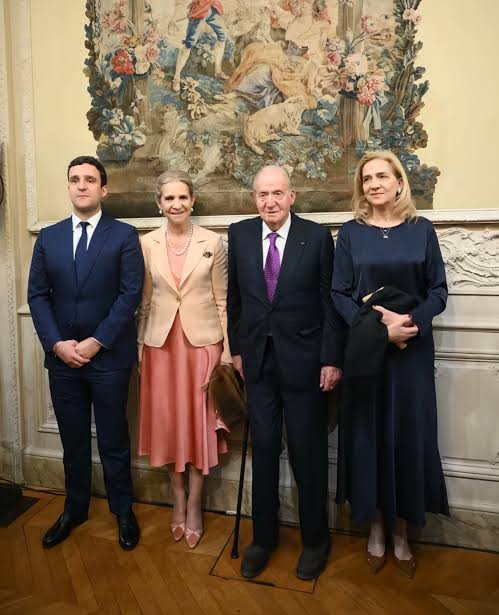 El Rey Juan Carlos recogió el premio Especial del Libro Político por su  obra “Reconciliación”, en París, acompañado de sus hijas SSAARR la Infantas  Elena y Cristina y su nieto SE Felipe