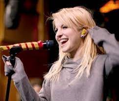 Anyone who's been paying attention to hayley williams since, say, 2016 might think that the singer's signature hair color is blonde. Pin By Jordan Guedry On Paramore Hayley Williams Blonde Hayley Williams Bleach Blonde