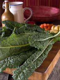 One cup of raw kale contains only 7.2 calories and less than a gram of carbohydrate. Kale