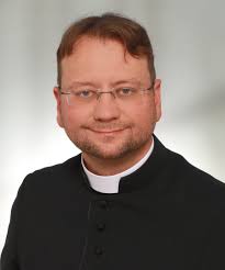 Vom Wirtschaftsinformatiker zum Priester