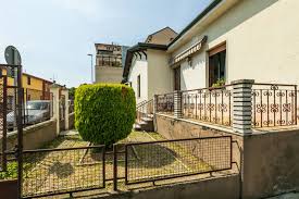 Ingresso, ampia cucina con balcone, camera matrimoniale, servizio; Semi Detached House For Sale In Verona Area Borgo Roma Ref Red300