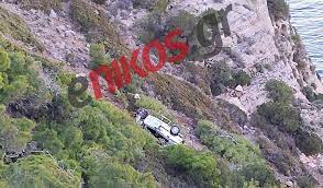 Σύμφωνα με πληροφορίες ο 24χρονος, κάτοικος της περιοχής, οδηγούσε επί της οδού άρεως και κατευθυνόταν προς τον οικισμό κακιά θάλασσα. Tragwdia Sthn Keratea Oi Prwtes Eikones Apo To Aytokinhto Poy Epese Ston Gkremo Nekros O 24xronos Odhgos