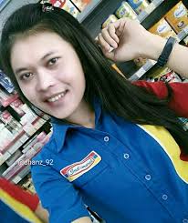 Miopia pun berbeda dengan kelainan mata lainnya seperti rabun dekat dan astigmatisme (mata. Foto Editan Artis Jadi Kasir Minimarket