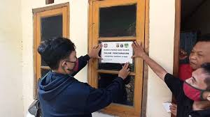 Dapatkan kumpulan stiker wa pentol, animasi, gambar lucu, (quby sticker). Pengurus Rt Rw Tandai Rumah Warga Yang Baru Balik Mudik Lebaran Di Papanggo Dengan Stiker Karantina Tribun Jakarta