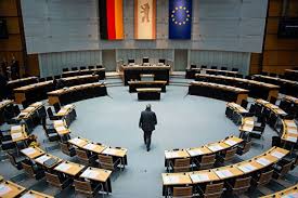 Berlins regierender bürgermeister michael müller (spd) machte deutlich, dass über ein solches verbot schnell entschieden werden könnte. Corona Pandemie Cdu Will Drei Wochen Ausgangssperre Berlin De