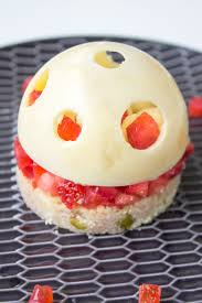 Fraisiers Individuels Caches Sous Un Dome De Chocolat Pate A Choup Recettes De Cuisine Fraisier Alimentation