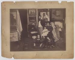 Representó en la pintura chilena de fines del siglo xix la cúspide de la perfección formal a la manera de la corriente académica. Taller Del Pintor Alfredo Valenzuela Puelma Con Su Mujer Y Su Hijo Cultura Digital Udp