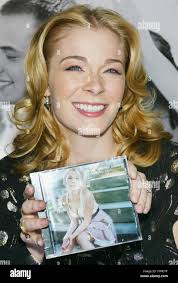 Dean Sheremet, mari de la chanteuse LeAnn Rimes Grammy, est à votre  disposition à la JC Penny Experience store où Rimes fait la promotion de  son nouveau CD ainsi qu'un guide de