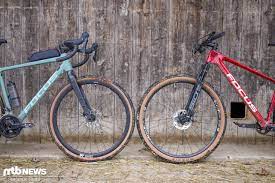 Gravel Bike Gegen Mtb Ein Praxistest Gravelbikes Sind Aktuell Ziemliche Verkaufsschlager Mit Immer Dickeren Reifen Am Grave In 2021 Rennrad Mtb Mountainbike Lenker