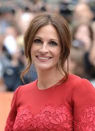 The same beauty, the same smile, completely different hairstyle!😳🤫The  actress is not a blond anymore!👩‍🦳🤔Julia Roberts reently turned 55 and  decided to change her image radically. What's your take