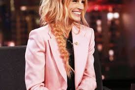 Steve carell was losing his hair when the office first started, now the funny man's got gorgeous, flowing locks. Julia Roberts Debuts Rose Pink Hair Transformation Inspired By Her Halloween Costume